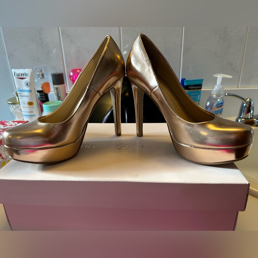 *Excellent Condition* Chinese Laundry WOW Metallica Rose Gold Stiletto Heels